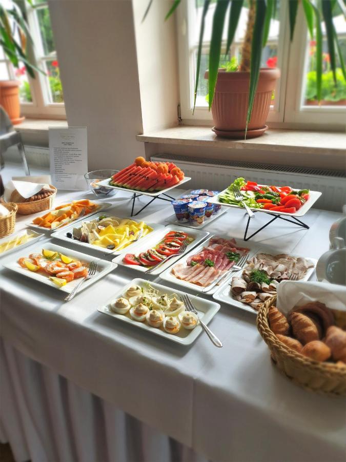 Klub Sosnowy Hotel Warsaw Ngoại thất bức ảnh