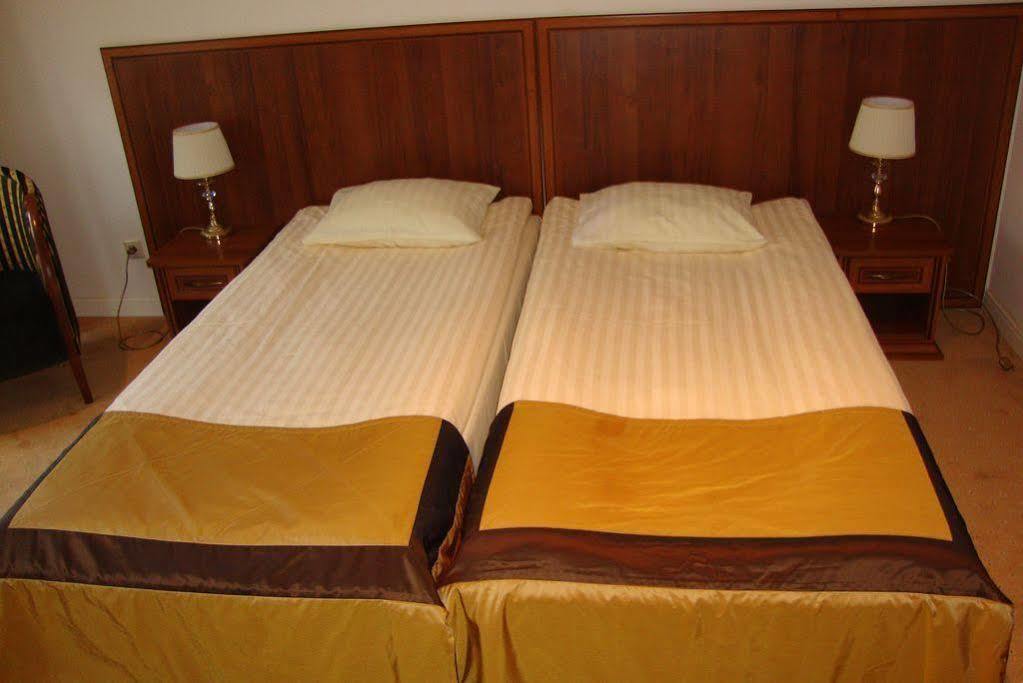 Klub Sosnowy Hotel Warsaw Ngoại thất bức ảnh