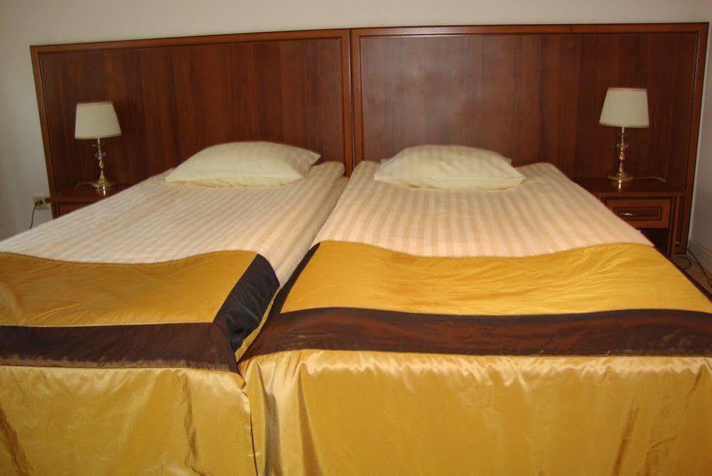 Klub Sosnowy Hotel Warsaw Ngoại thất bức ảnh