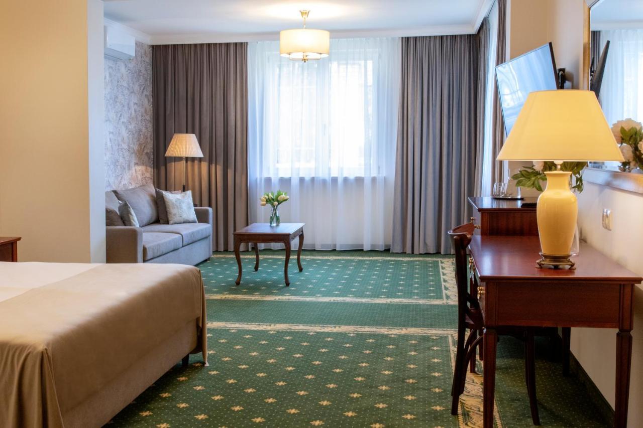 Klub Sosnowy Hotel Warsaw Ngoại thất bức ảnh